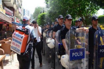 İlginç protesto: Polise gül suyu sıkıldı