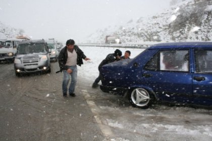 İstanbul'da zincirleme kazalar, TEM Otoyolu kapandı, 1 ölü