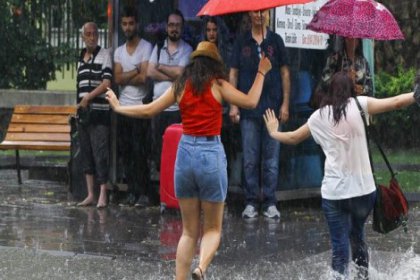 İzmir'de yağmur ve dolu yağışı hayatı felç etti