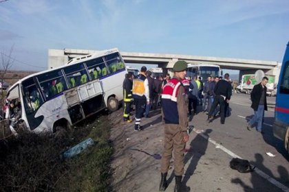 Karacabey'de öğrenci ve işçi servisleri çarpıştı:1 ölü, 30 yaralı