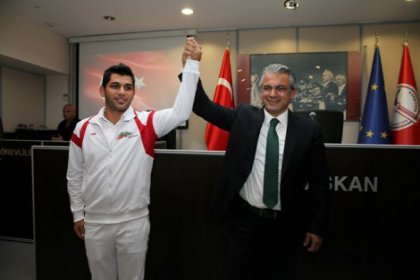 Karşıyaka Belediyesi’nden şampiyona ödül