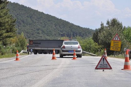 Kaza yapan TIR, Çanakkale-İzmir yolunu kapattı