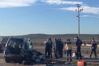 Lastiği patlayan otomobil TIR ve kamyona çarptı: 5 ölü