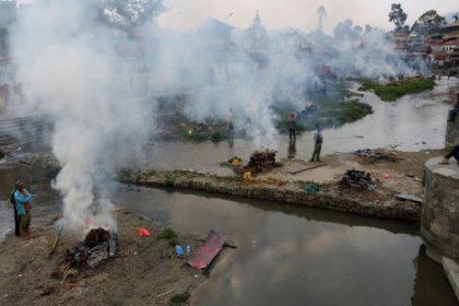 Nepal'de cesetleri yakıyorlar