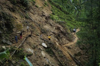 Nepal’de toprak kayması!... 15 ölü!
