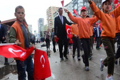 Önce protokole sonra yaşıtlarına bayrak satmaya çalıştı