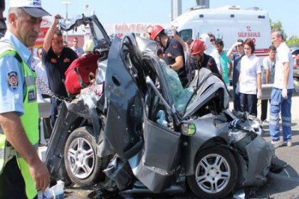 Otomobil iki TIR'ın arasında kaldı: 2 ölü