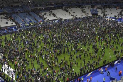 Paris'te gerçekleşen saldırının ardından statta korku dolu anlar
