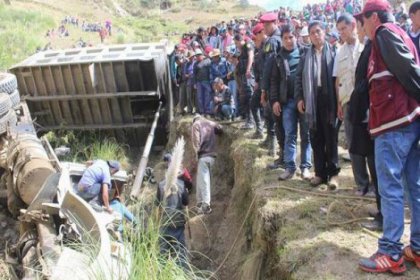 Peru'da öğrencileri taşıyan kamyon uçuruma yuvarlandı