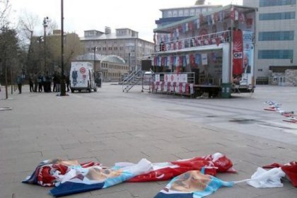 Şafak operasyonuyla CHP bayrakları söküldü