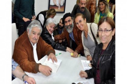 ‘Saraysız Başkan’ İzmir'de kitap imzaladı