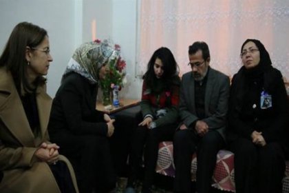 Sare Davutoğlu'ndan Özgecan Aslan'ın ailesine ziyaret