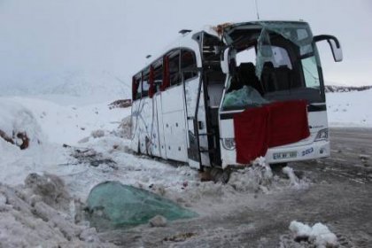 Yolcu otobüsü devrildi: 1 ölü, 15 yaralı