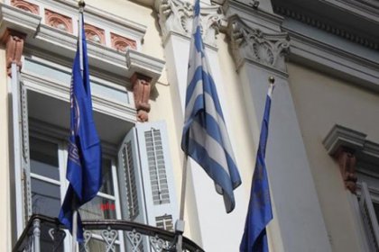 Yunanistan'da belediyeden AB bayrağı indirildi
