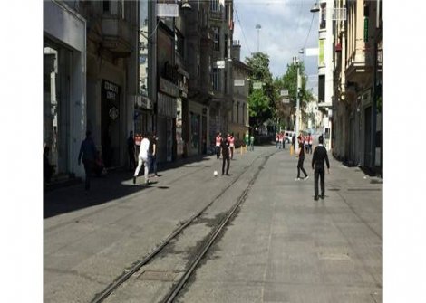 1 Mayıs'ı İstiklal Caddesi'nde top oynayarak kutladılar