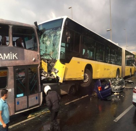 Acıbadem’de metrobüs yoldan çıktı