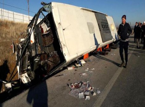 Afyon'da yolcu otobüsü devrildi