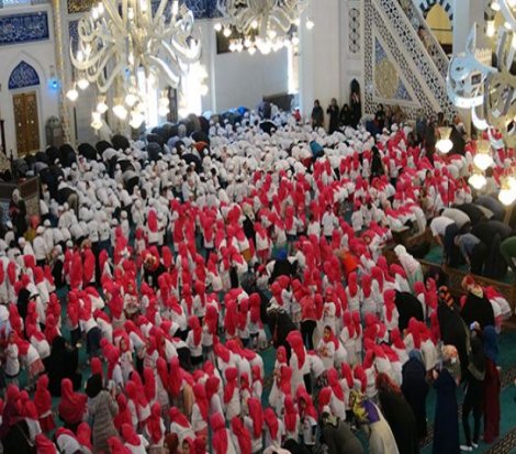 Anaokulu çocuklarına camide haremlik-selamlık namaz kıldırdılar