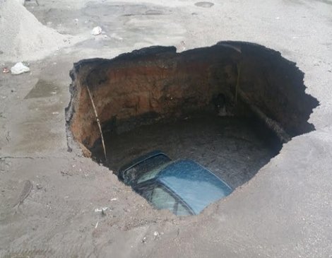 Ankara'da otomobil, çöken yoldaki çukura düştü