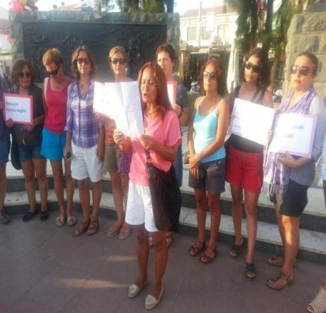 Ayvalık'ta kadınlardan şortlu protesto