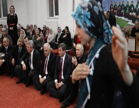 Başbakan Davutoğlu Erzincan'da cemevini ziyaret etti