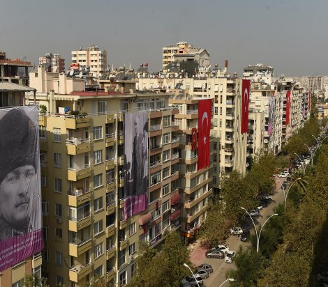 Başkan Karalar, her bayram Adana’yı bayraklarla donatıyor