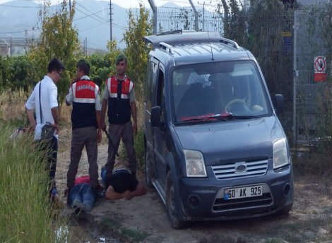 Baz istasyonundan akü çalarken yakalandılar