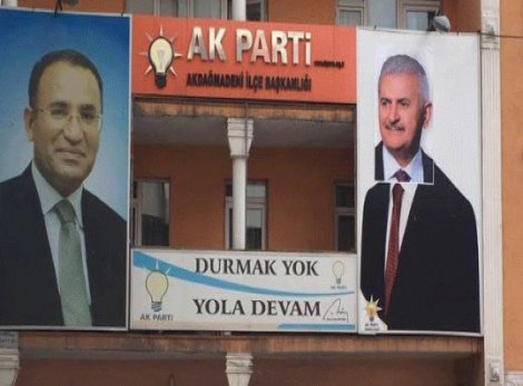 Bekir Bozdağ o afişi kaldırttı