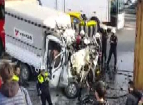 Belediyenin kamyoneti TIR'a çarptı!.. 2 ölü!