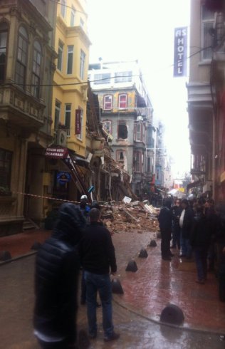 Beyoğlu'nda beş katlı iki bina çöktü