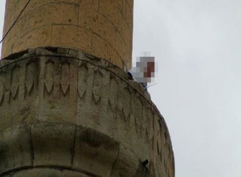 Bıçakla minareye çıktı