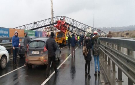 Büyükçekmece'de vinç kamyonun üzerine devrildi, E-5'te trafik kilitlendi