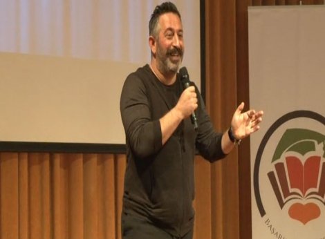 Cem Yılmaz yine kırdı geçirdi!