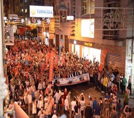 CHP Kılıçdaroğlu'na yapılan saldırıyı kınamak için Taksim'de yürüdü