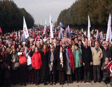 ÇYDD, ADD ve Birleşik Kamu İş Anıtkabir'e yürüdü