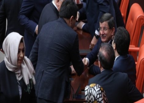 Davutoğlu, başbakanlığı bıraktıktan sonra ilk kez Meclis'te