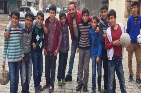 Deniz Naki Sur sokaklarında çocuklarla buluştu