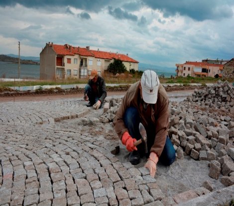 Dikili’de cadde ve sokaklara altın dokunuşlar