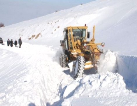 Doğu'da 500 köy yolu kardan kapalı