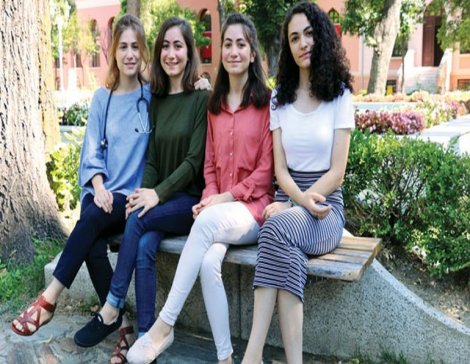 Dört kız kardeş aynı üniversitede tıp okuyor