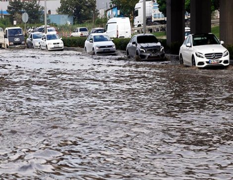 Eskişehir’de sağanak yağmur trafiği felç etti