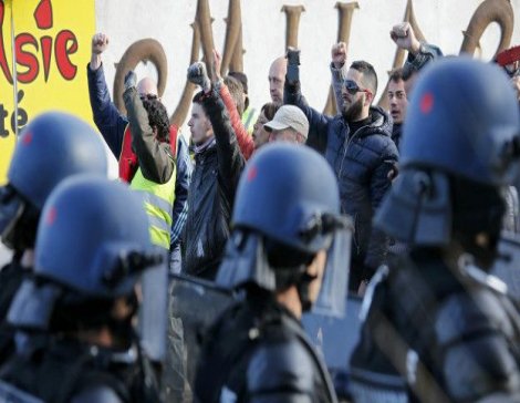 Fransa'da grev tüm rafinerilere yayıldı, polis işçilere saldırdı