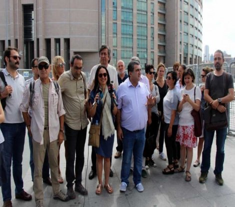 Gazeteciler Bülent Mumay'a destek için Çağlayan Adliyesi'nde
