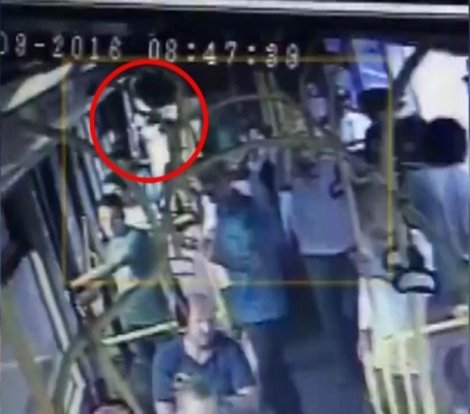 Genç kadın şort giydi diye otobüste saldırıya uğradı