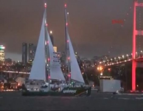 Greenpeace'in efsane gemisi İstanbul Boğazı'nda