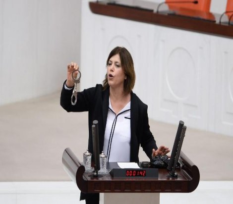 HDP'li milletvekilinden Binali Yıldırım'ın sırasına kelepçe