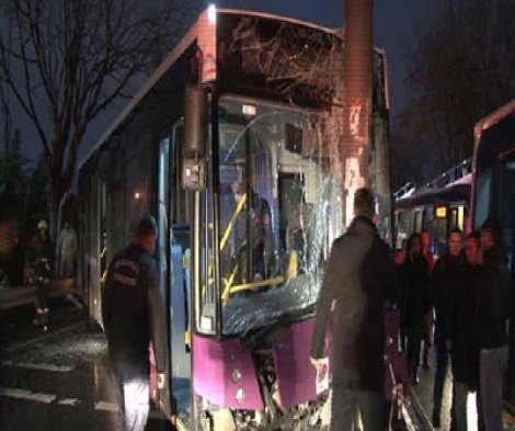 İETT otobüsü Kadıköy'de kaza yaptı!