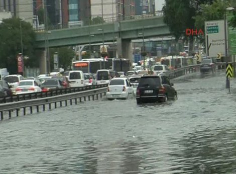 İstanbul'da E-5'te su baskını... Trafik durdu!
