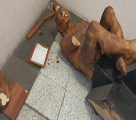 İzmir'de gericilerin hedefindeki heykel balyozla kırıldı