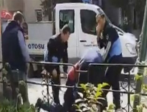 Kadıköy'de zabıtalar pilavcıya önce saldırdı, sonra tezgahını parçaladı